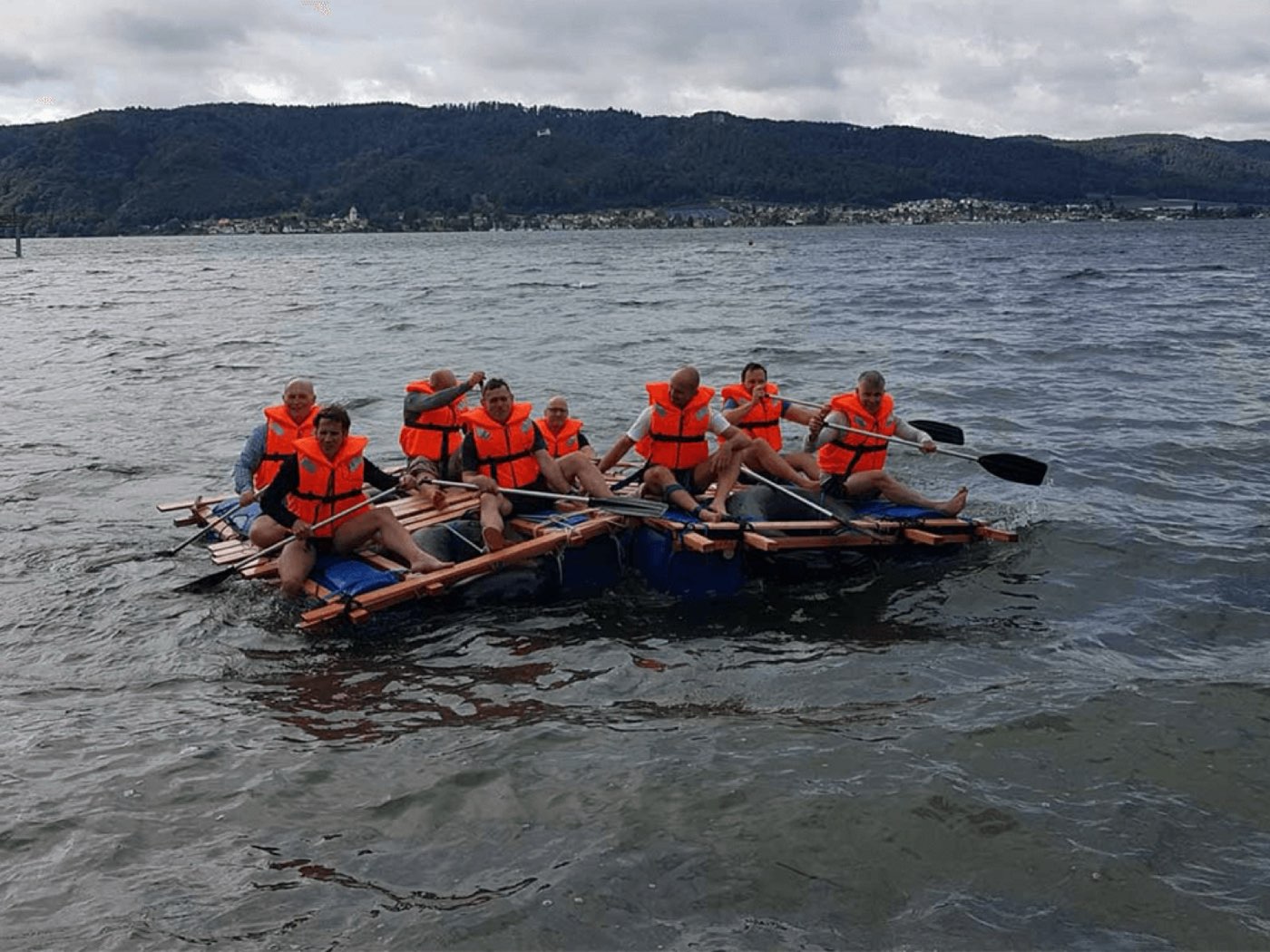 Schulklasse baut gemeinsam ein Floss am Schweizer See