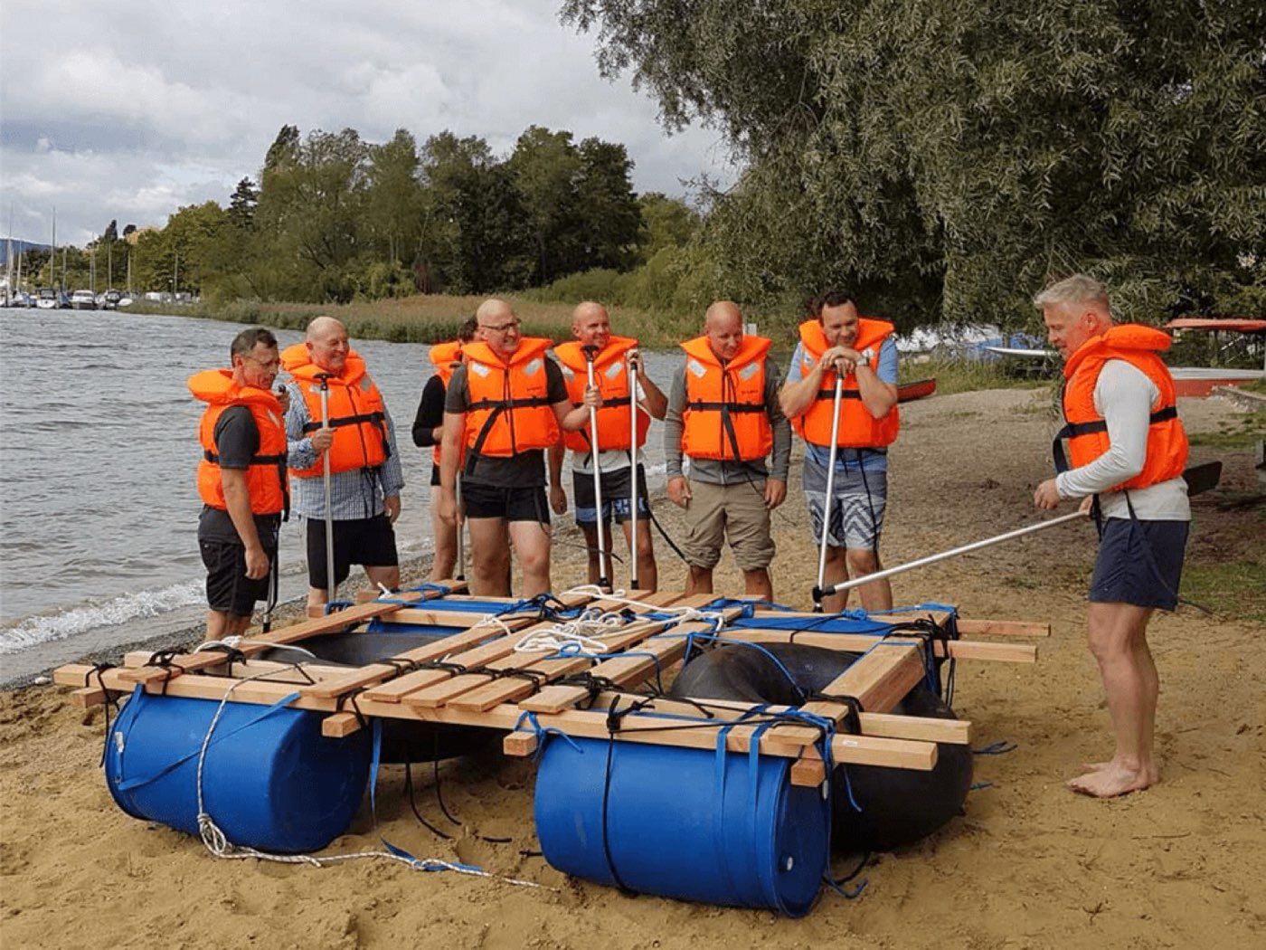 Fertige Schulflösse stechen in See, Jubel auf dem Wasser