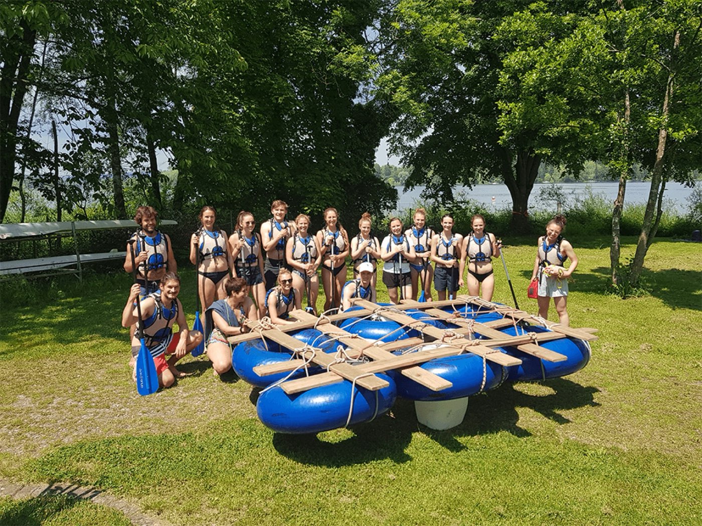 Klassenfoto nach erfolgreichem Flossbau-Klassenausflug