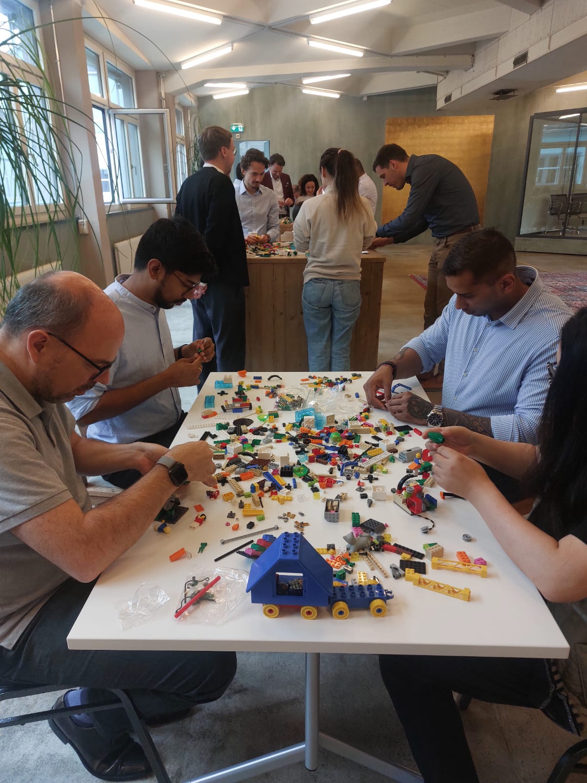 LEGO SERIOUS PLAY Workshop, Team baut gemeinsam Modelle aus LEGO-Steinen