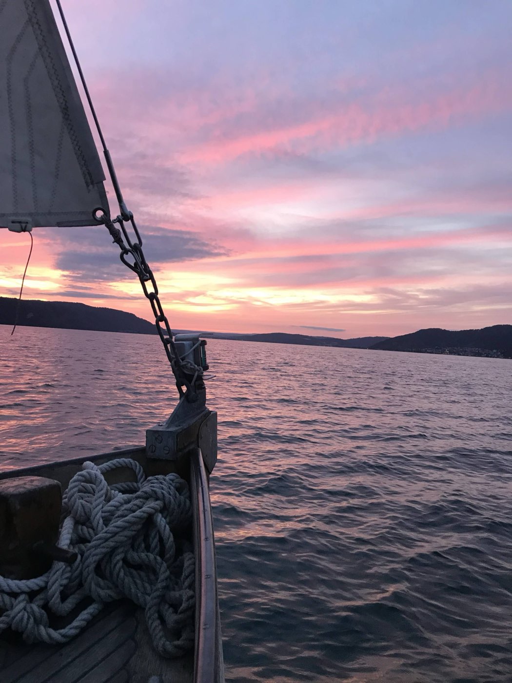 Segelboot auf dem Zürichsee, Team segelt gemeinsam als Teamevent